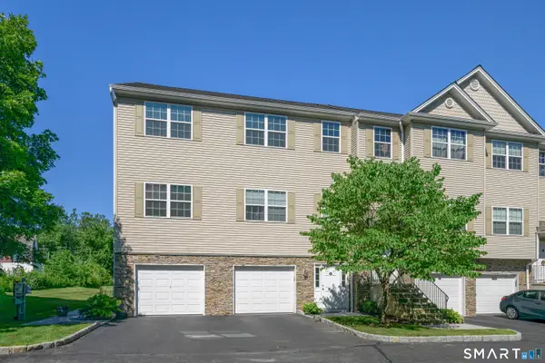 27 Riverview Court #27, Brookfield, CT 06804