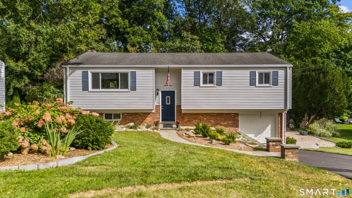 27 Amherst Place, Stamford, CT 06902 - #1