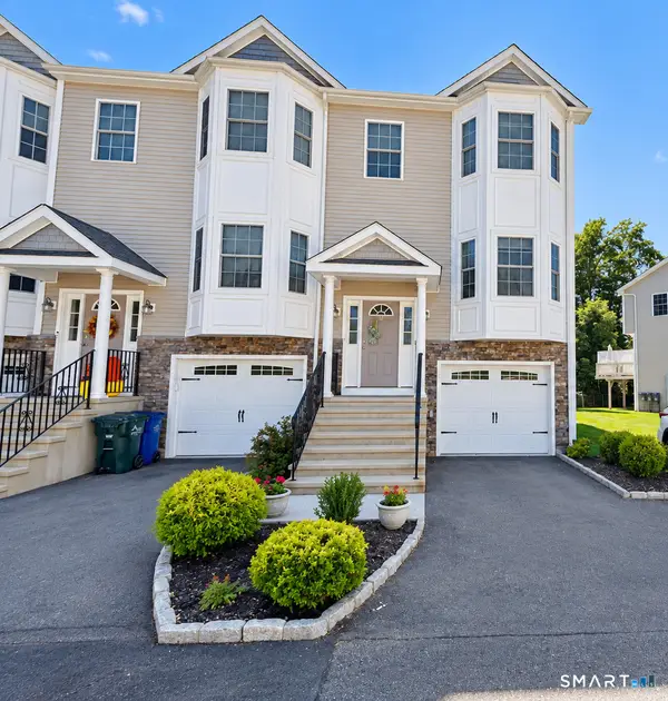 16 Ardi Court #16, Newtown, CT 06482