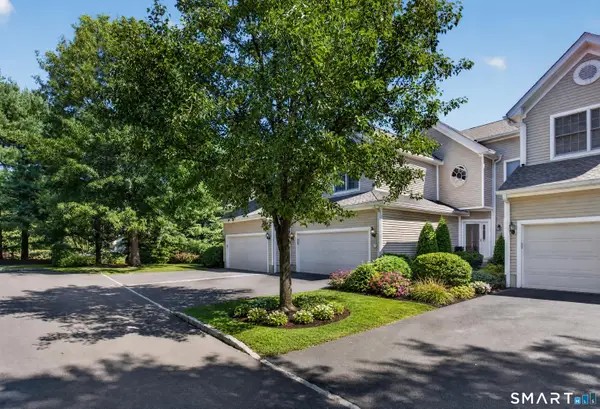 17 Regency Circle, Trumbull, CT 06611