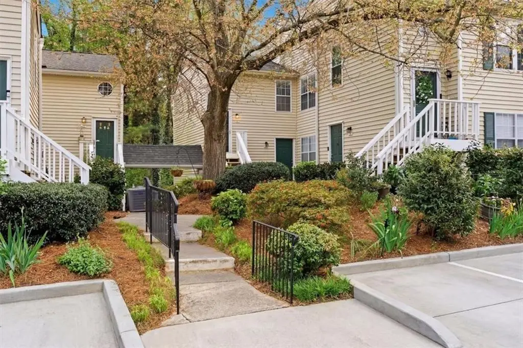 307 Glenleaf Dr, Peachtree Corners, GA 30092 - #1
