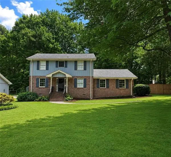4056 White Oak Lane Sw, Lilburn, GA 30047