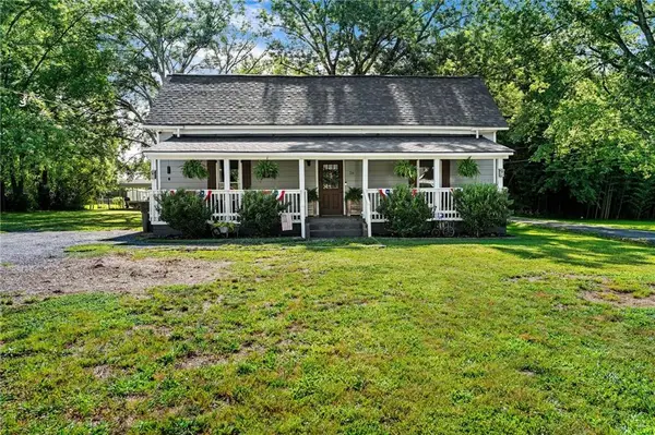 28 School Street Ne, White, GA 30184