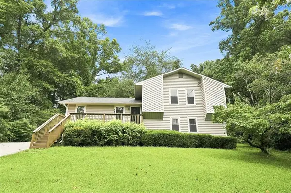 949 Falconcrest Drive, Lawrenceville, GA 30043