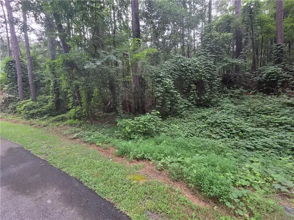 690 N Lake Circle, Oxford, GA 30054