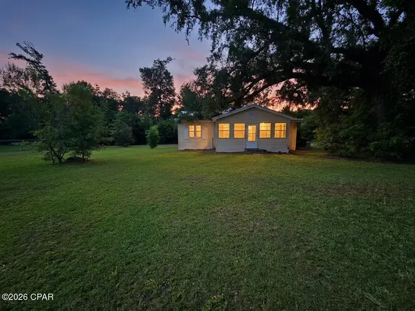 6915 Oak Street, Grand Ridge, FL 32442