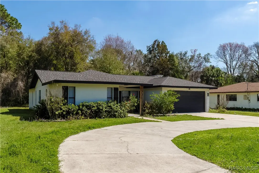 721 N Country Club Drive, Crystal River, FL 34429 - Image #1