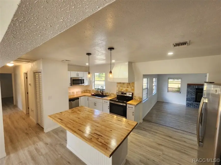 1045 N Fan Palm Point, Crystal River, FL 34429 - Image #2