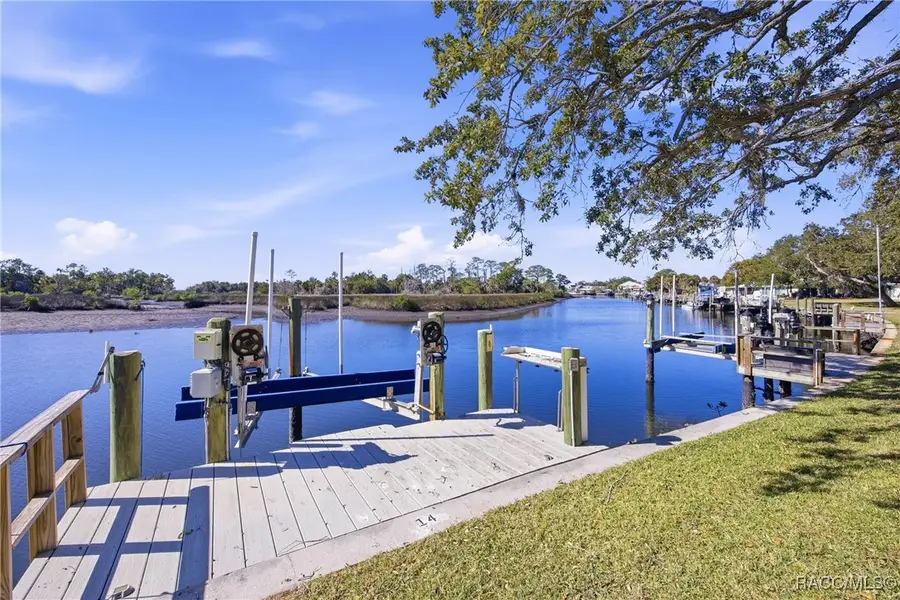 11586 W Bayshore Drive, Crystal River, FL 34429 - Image #3