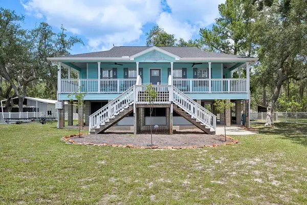 8213 Riverview Rd, Fanning Springs, FL 32693