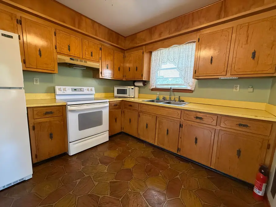 82 E Daisy Lane, Defuniak Springs, FL 32433 - #3