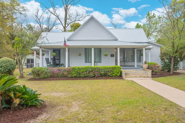 28 E Live Oak Avenue, DeFuniak Springs, FL 32435