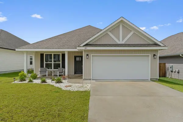 253 Camellia Dr, Cantonment, FL 32533