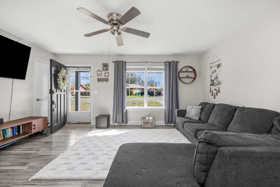 827 Blvd De L Orleans, Mary Esther, FL 32569 - Image #3