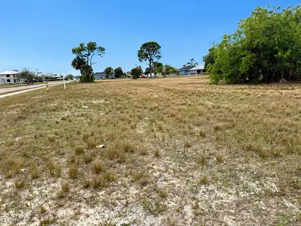 806 Skyline Boulevard, Cape Coral, FL 33991