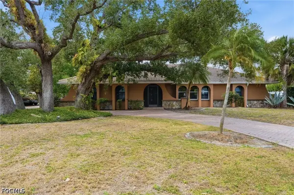 1860 Marina Circle, North Fort Myers, FL 33903