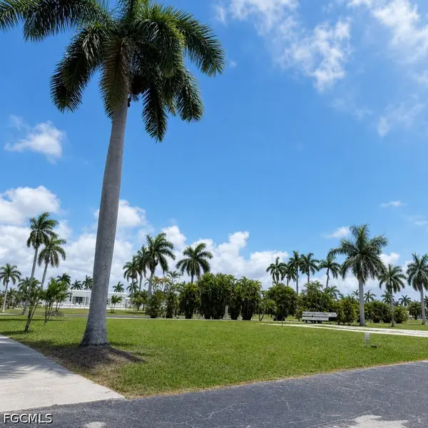 90 Sycamore Lane, Fort Myers, FL 33908
