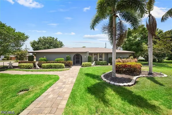 8713 Crest Lane, Fort Myers, FL 33907