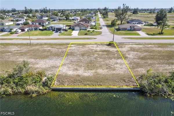2825 Diplomat Parkway W, Cape Coral, FL 33993