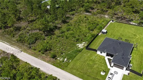 911 Oak Avenue, Lehigh Acres, FL 33972