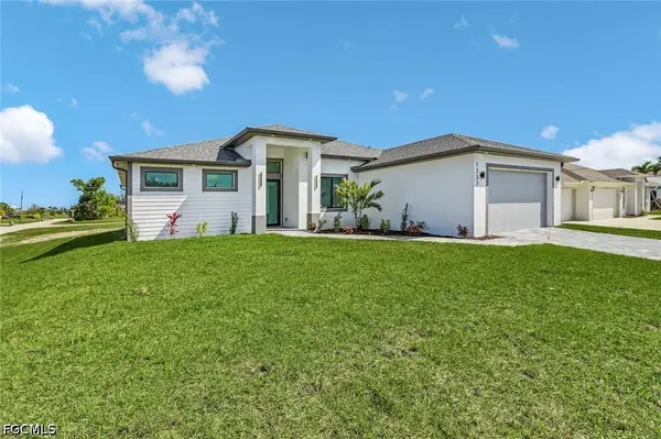 121 Gleason Parkway, Cape Coral, FL 33914