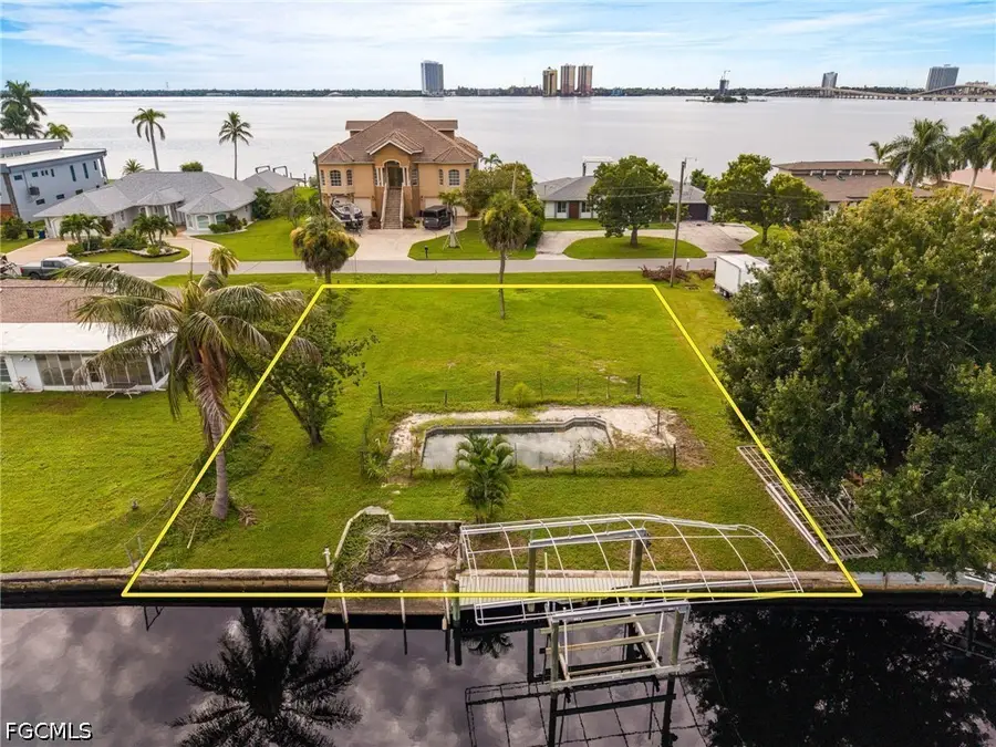 116 E North Shore Avenue, North Fort Myers, FL 33917 - #2