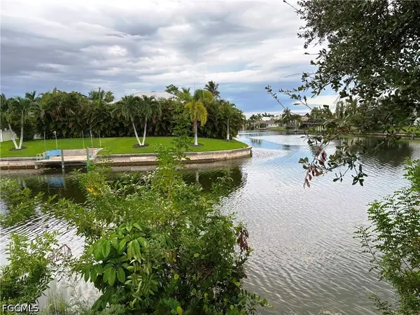 527 SE 15th Street, Cape Coral, FL 33990