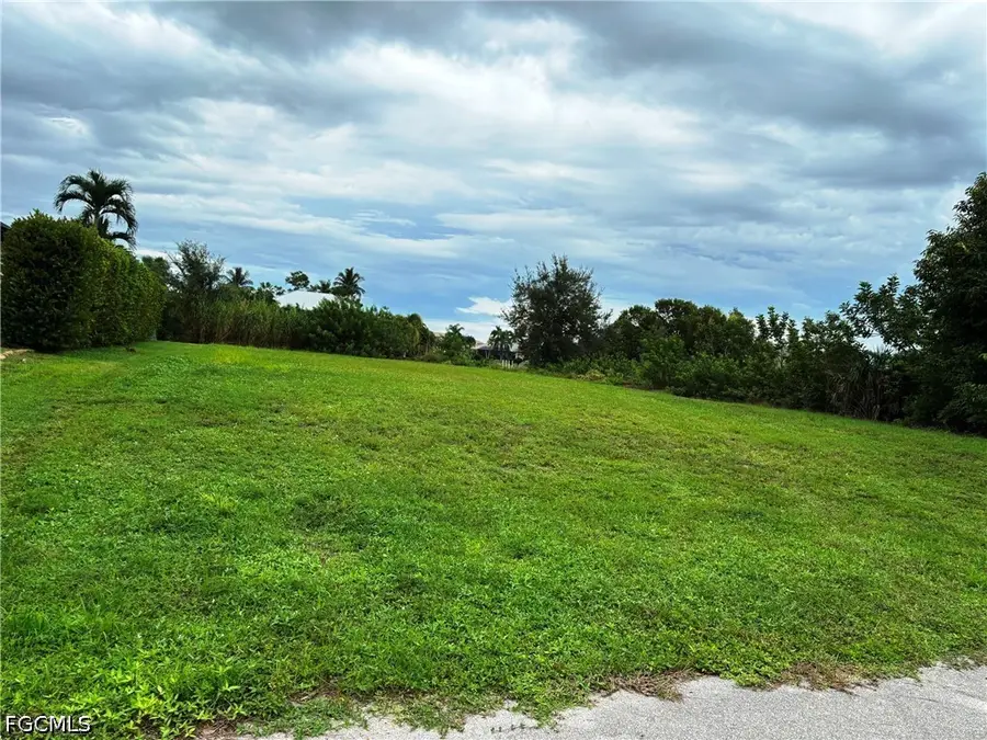 527 SE 15th Street, Cape Coral, FL 33990 - #2