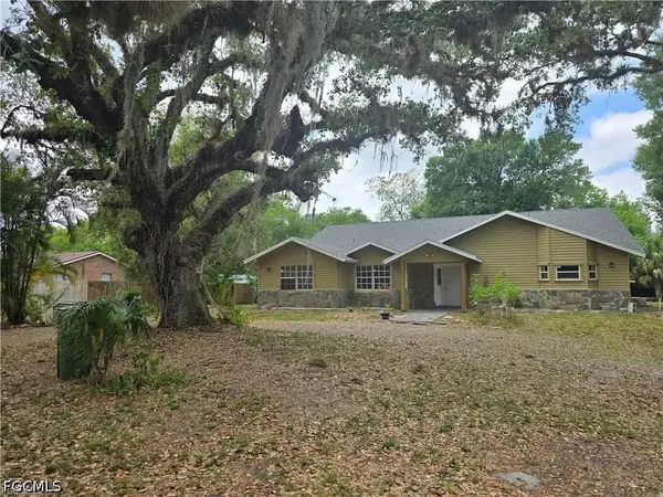 140 S Davis Street, Labelle, FL 33935