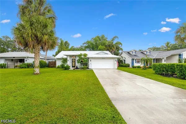 4044 Sawgrass Lane, Naples, FL 34112