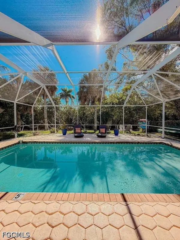89 Glenmont Drive W, North Fort Myers, FL 33917