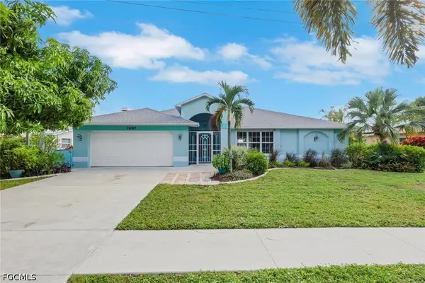 1697 Lakeside Terrace, North Fort Myers, FL 33903