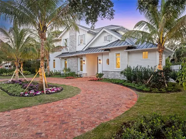 690 7th Avenue N, Naples, FL 34102