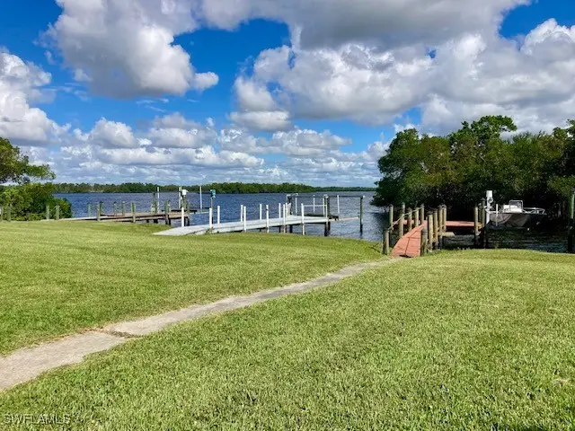 325 Shoreland Drive E, Fort Myers, FL 33905 - Image #2