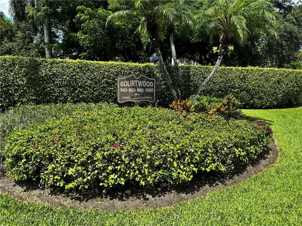 960 Palm View Drive #111, Naples, FL 34110