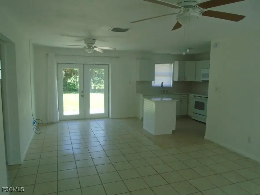888 Ridgeway Drive, North Fort Myers, FL 33903 - Image #3