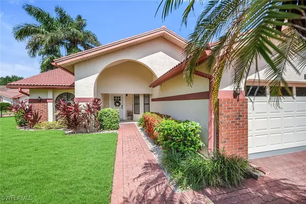 581 Country Walk Court, Naples, FL 34104