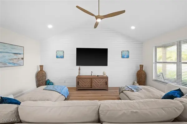 738 95th Avenue N, Naples, FL 34108