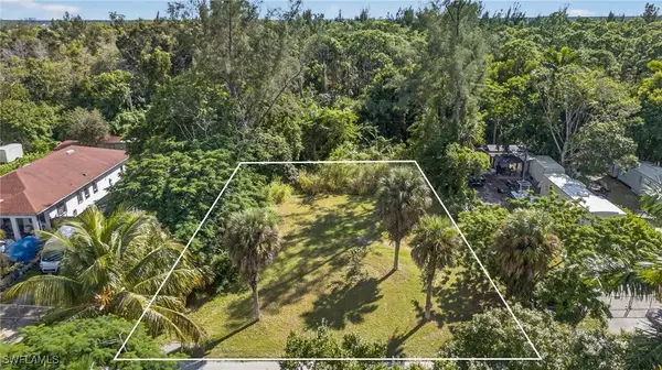 2650 Holly Avenue, Naples, FL 34112