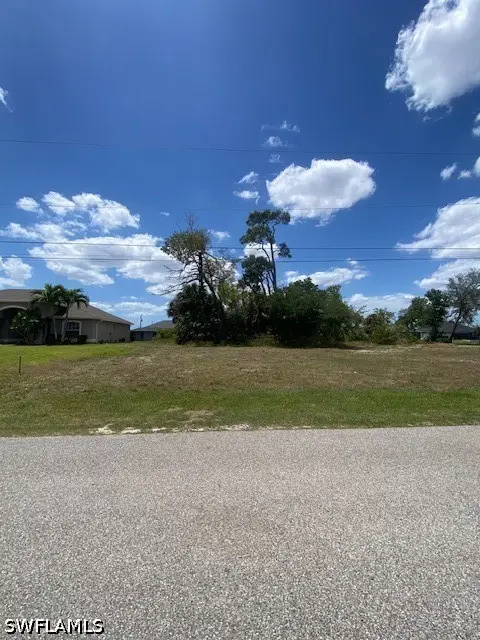 914 SW 8th Place, Cape Coral, FL 33991