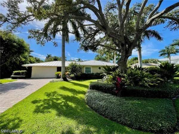 330 Putter Point Drive, Naples, FL 34103