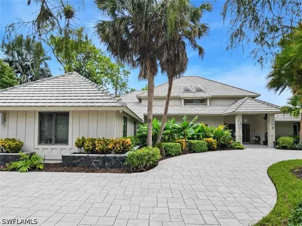 8 Stonehedge Point, Naples, FL 34105