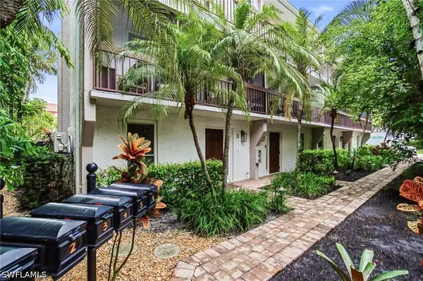 995 9th Avenue S #4, Naples, FL 34102