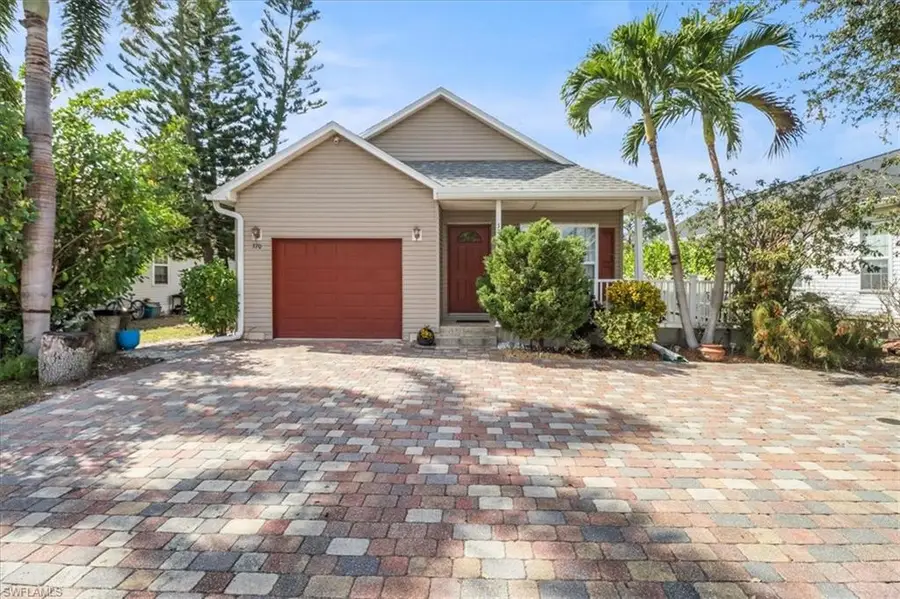 370 Leawood Cir, Naples, FL 34104 - Image #2