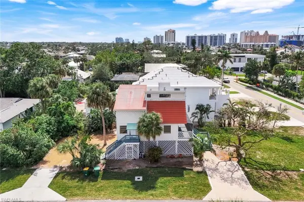 9780 Vanderbilt Dr, NAPLES, FL 34108