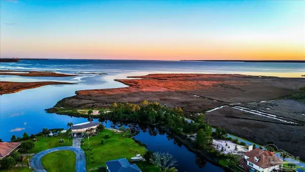 2604 San Antonio Dr, Milton, FL 32583