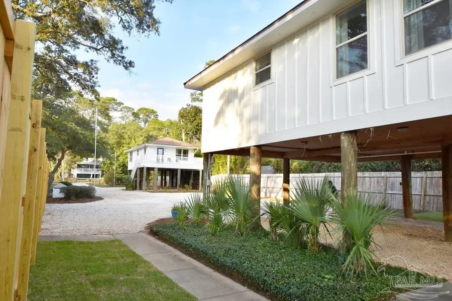 5233 Soundside Dr, Gulf Breeze, FL 32563 - Image #2