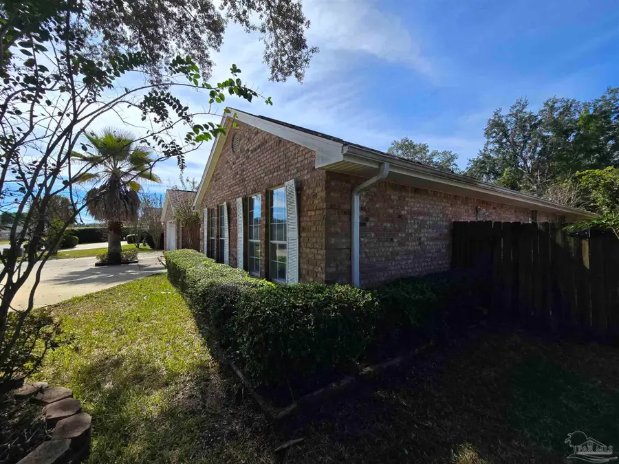 2811 Dunsmuir Dr, Navarre, FL 32566 - Image #3