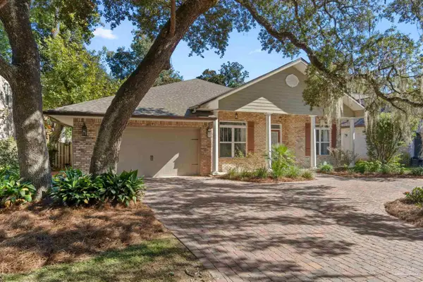 4 Plantation Oaks Dr, Mary Esther, FL 32569