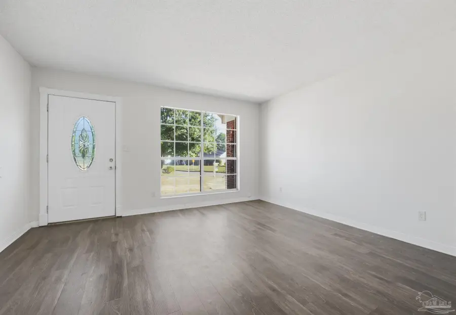 5719 N Ventura Ln, Pensacola, FL 32526 - Image #2